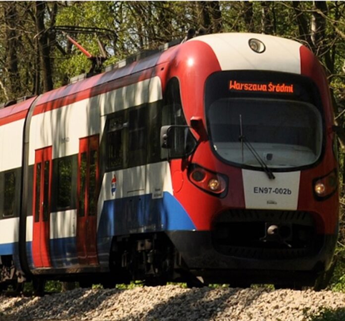 zderzenie-autobusu-podmiejskiego-z-pociagiem-wkd-w-komorowie.-cztery-osoby-w-szpitalu