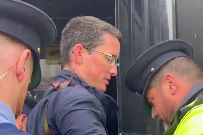 irlandzki-nauczyciel-aresztowany,-bo-nie-chcial-nazywac-chlopca-dziewczynka