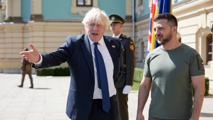 „ukraina-potrzebuje-mobilizacji-i-legii-cudzoziemskiej”.-boris-johnson-mowi-o-swoich-pragnieniach-w-rozmowie-z-zartownisiami