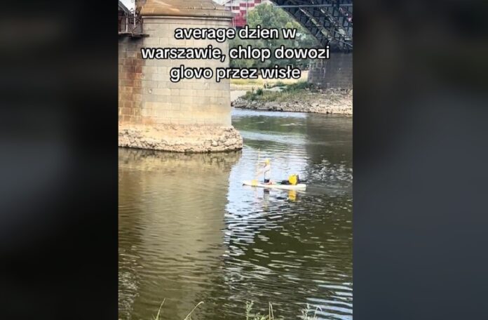avarge-dzien-w-warszawie,-chlop-dowozi-glovo-przez-wisle