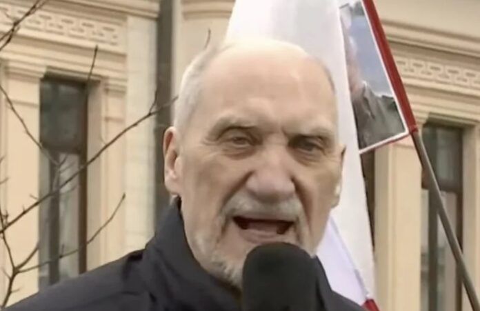 kuratorium-wszczyna-kontrole-po-wystepie-macierewicza-w-jednej-ze-szkol-tomaszowie-mazowieckim