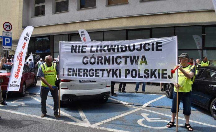 „bronimy-przyszlosci-naszych-zakladow”.-gornicy-i-energetycy-protestuja-przed-map-w-warszawie