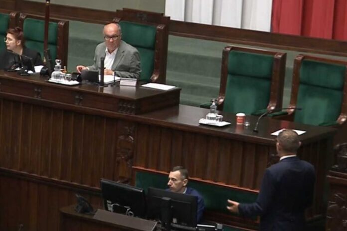 „usmiechnieta-cenzura-w-sejmie”.-czarzasty-zastepuje-bosaka,-aby-wylaczyc-mikrofon-fritzowi