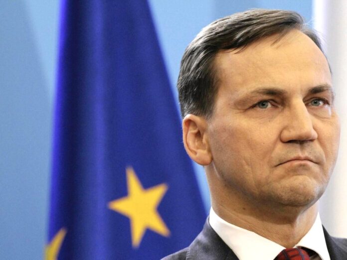 sikorski:-ekshumacja-cial-ukrainskiego-ludobojstwa-na-wolyniu-jest-obowiazkiem,-a-nie-kwestia-polityczna