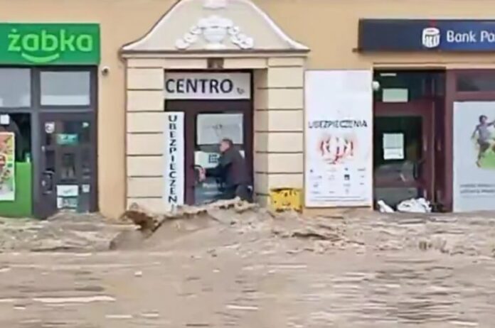 szokujace-nagranie-z-glucholazow.-mezczyzna-prawdopodobnie-przezywa-atak-padaczki-podczas-powodzi