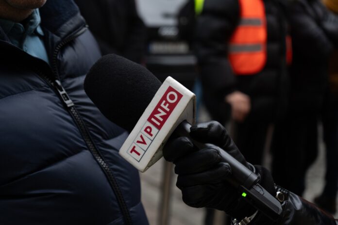 kolejna-obietnica-tuska-idzie-do-lamusa!-tvp-info-–-zamiast-likwidacji-otrzyma-nowe-logo