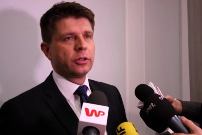 petru-pod-przykrywka-pomocy-powodzianom-chce-przywrocic-niedziele-handlowe