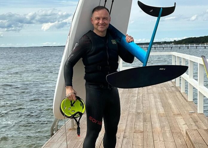 „no-i-plynie-andrzej,-plynie”.-duda-uczy-sie-jet-surfingu