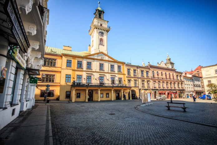 dzialacze-nowej-nadzieje-usuneli-z-um-w-cieszynie-wiszaca-od-ponad-dwoch-lat-flage-ukrainy dzialacze-nowej-nadzieje-usuneli-z-um-w-cieszynie-wiszaca-od-ponad-dwoch-lat-flage-ukrainy