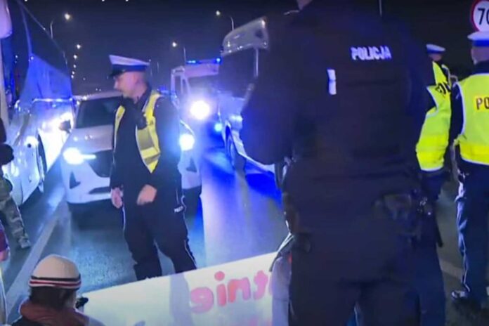 „zagrozenie-dla-zycia-i-zdrowia”-ekopsychole-z-„ostatniego-pokolenia”-zablokowali-przejazd-karetki