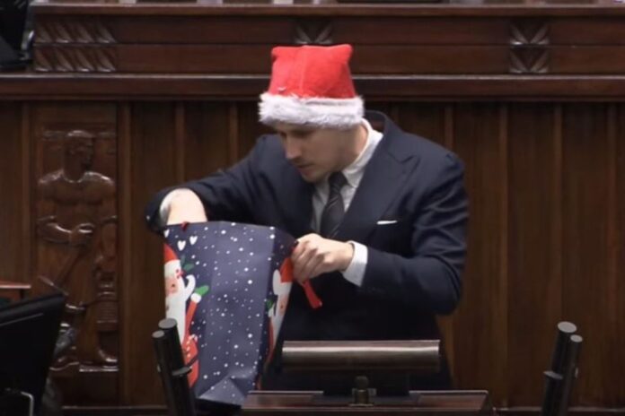 posel-berkowicz-zaskakuje-w-sejmie:-mikolajkowy-prezent-dla-tuska-wywolal-salwe-smiechu