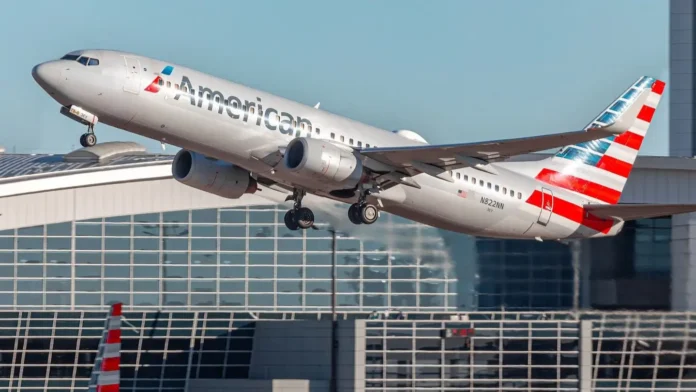 american-airlines-boeing-737-tire-falls,-flight-returned-to-phoenix-airport