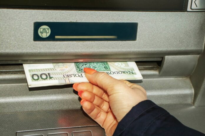 urzad-skarbowy-przeswietla-konta-polakow.-jeden-blad-moze-kosztowac-fortune