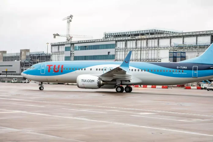 tui-flight-attendant-falls-from-the-plane,-seriously-injured