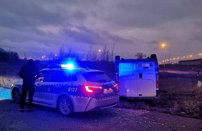 wroclaw:-ukrainie-na-pustej-i-prostej-drodze-doprowadzil-do-dachowania-pojazdu