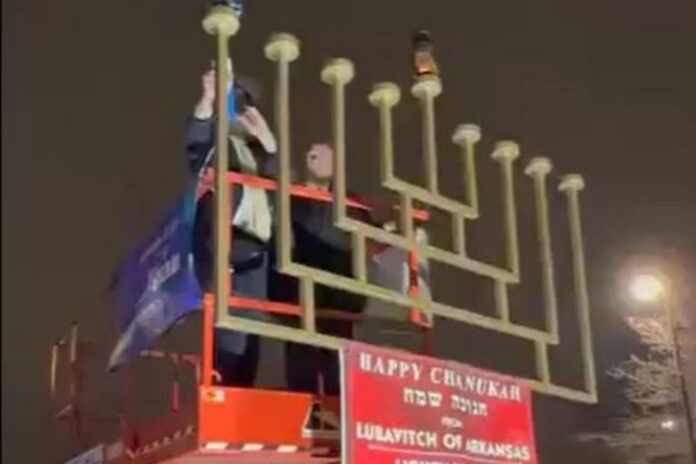 amerykanscy-zydzi-podobnie-jak-braun-zaklocili-poganski-obrzadek-zapalenia-chanuki