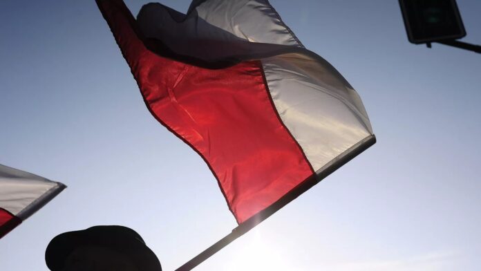 chca-zmiany-koloru-polskiej-flagi.-dokumenty-sa-juz-u-prezydenta-andrzeja-dudy