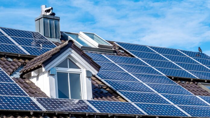 140-tysiecy-w-bloto?-zainwestowal-w-fotowoltaike-i-magazyn-energii,-teraz-ostrzega