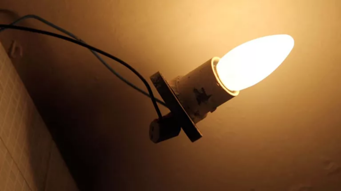 media-pisza,-ze-mlodzi-brytyjczycy-nie-wiedza,-jak-wymieniac-zarowki