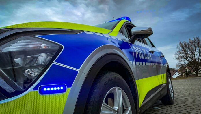 policjant-ze-zlotoryi-radiowozem-jezdzil-do-kochanki-i-dawal-jej-do-zabawy-sluzbowa-bron