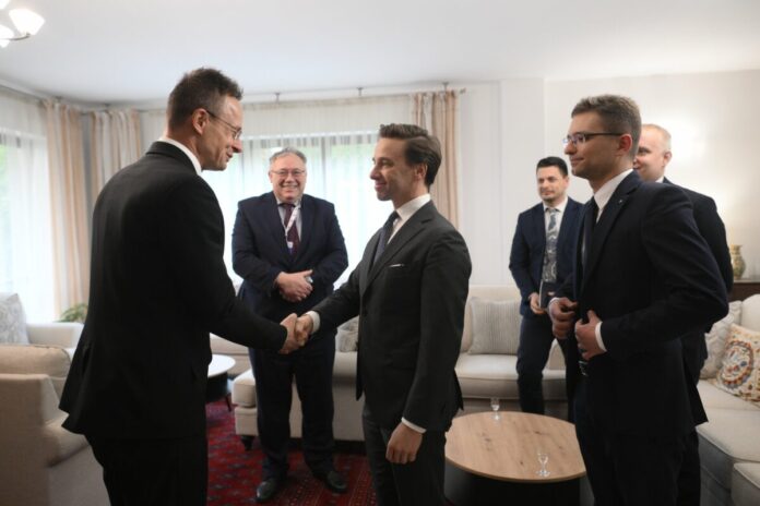 „uznal,-ze-zlamie-otrzymane-rekomendacje”.-sikorski-oburzony-na-bosaka-po-spotkaniu-z-szijjarto „uznal,-ze-zlamie-otrzymane-rekomendacje”.-sikorski-oburzony-na-bosaka-po-spotkaniu-z-szijjarto