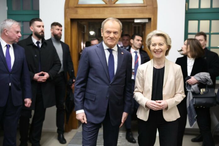hitlerowka-von-der-leyen-w-polsce.-tusk-zorganizowal-przywitanie hitlerowka-von-der-leyen-w-polsce.-tusk-zorganizowal-przywitanie