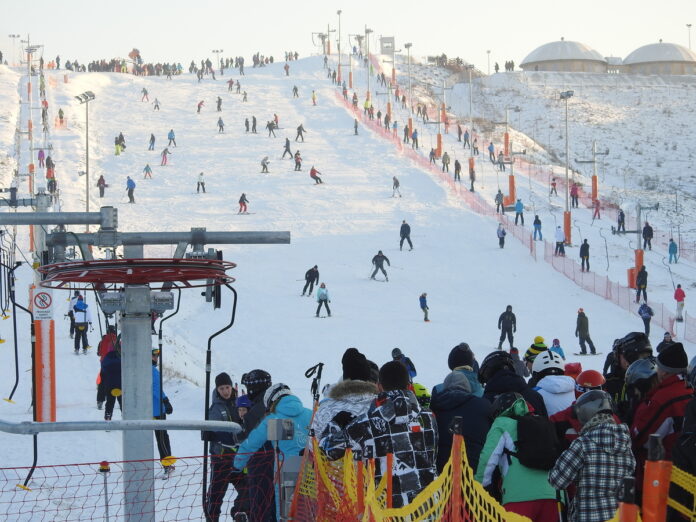 narciarstwo-w-kryzysie-stoki-swieca-pustkami.-zabraklo-sniegu narciarstwo-w-kryzysie-stoki-swieca-pustkami.-zabraklo-sniegu