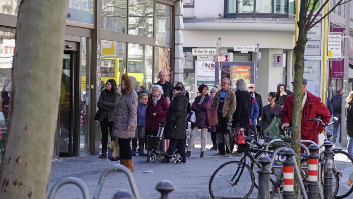 ustawiaja-sie-juz-w-kolejkach-przed-urzedami.-ruszyla-obowiazkowa-wymiana-dokumentow