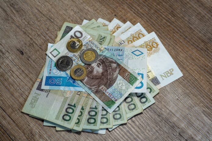 nowe-swiadczenie-dla-seniorow.-darmowe-6246-zl-co-miesiac