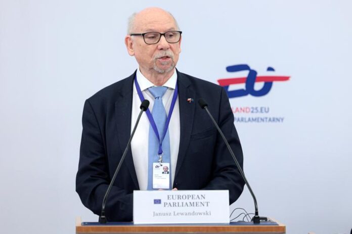 „unijny-pakt-migracyjny-wejdzie-w-zycie”.-janusz-lewandowski-demaskuje-klamstwa-donalda-tuska