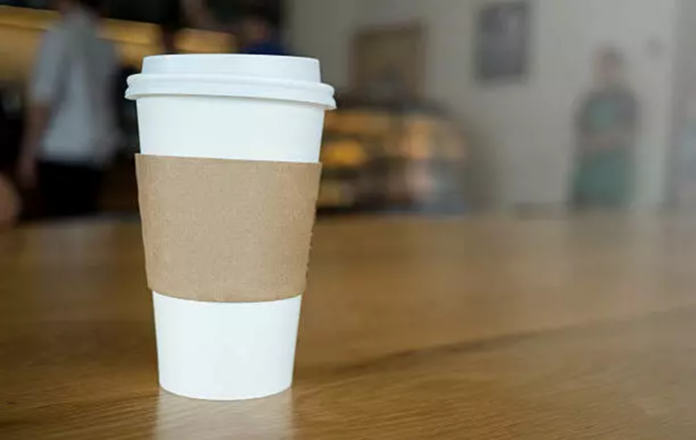 kawa-na-wynos-z-wlasnym-kubkiem!-nowe-regulacje-eurokolchozu-o-opakowaniach-jednorazowych