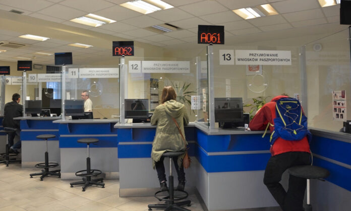 pod-urzedami-kolejki.-milionom-polakow-grozi-5000-zl-grzywny-za-brak-wymiany-dowodu-osobistego