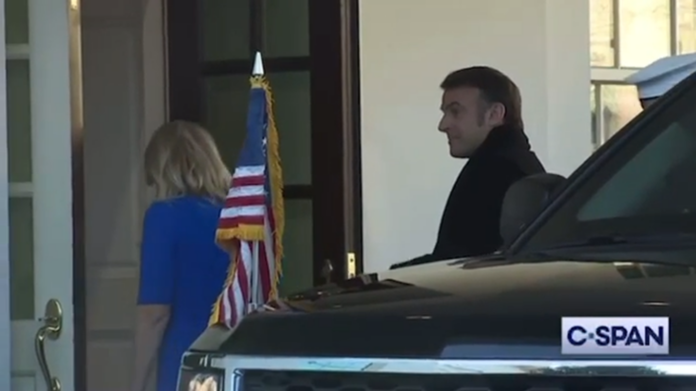 trump-nie-wyszedl,-aby-powitac-macrona-podczas-jego-wizyty-w-bialym-domu