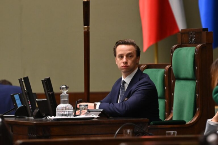 „polska-przyjmuje-imigrantow-z-niemiec-na-masowa-skale”.-bosak-krytykuje-polityke-rzadu-tuska