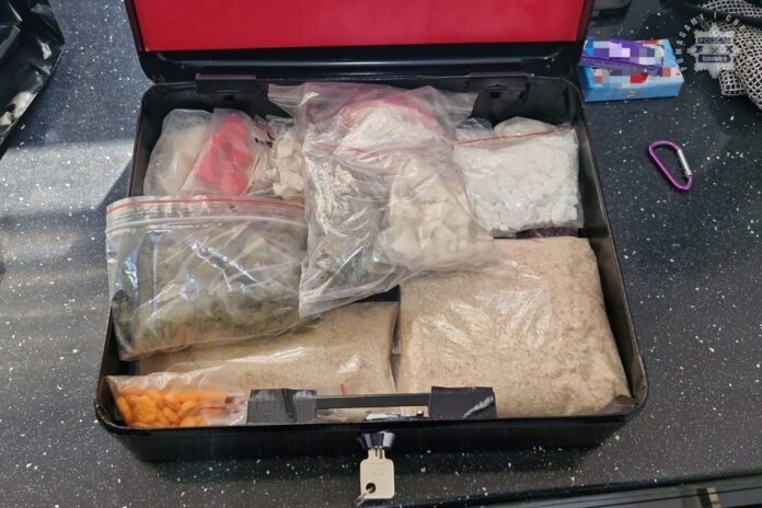 ukrainski-diler-narkotykow-zatrzymany-w-katowicach.-wykorzystywal-automaty-do-wysylki-paczek!