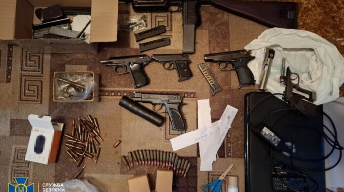 carlson-oskarzyl-ukraine-o-sprzedaz-broni-na-czarnym-rynku