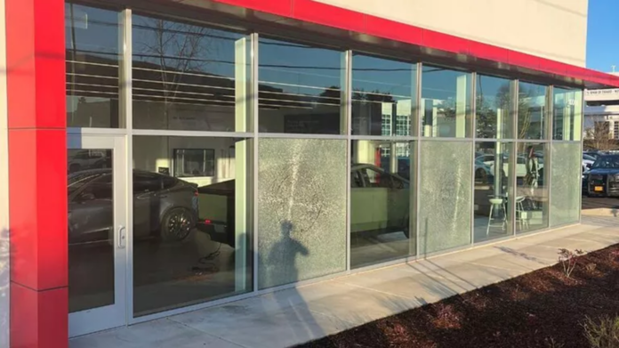 wladze-usa-uwazaja,-ze-wandalizm-wobec-tesli-jest-zorganizowany