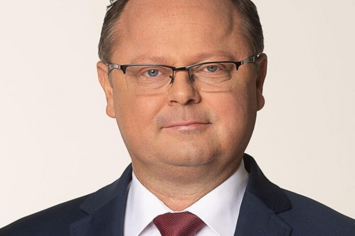 afera-wokol-wiceministra-szejny:-oskarzenia,-alkohol-i-nieprawidlowosci-finansowe