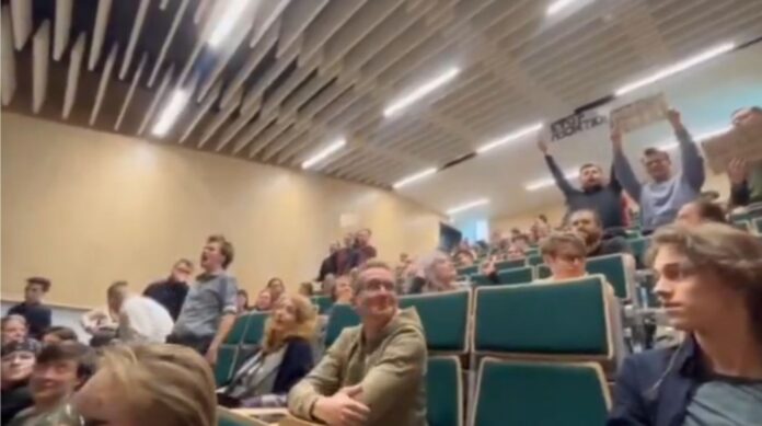 mlodziez-wszechpolska-przerwala-wyklad-prof.-petera-singera,-ktory-popiera-zoofilie