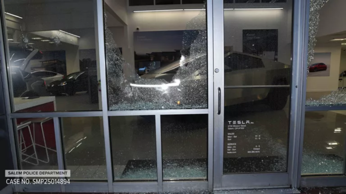 trump-obiecuje-ukarac-osoby-odpowiedzialne-za-ataki-na-tesle