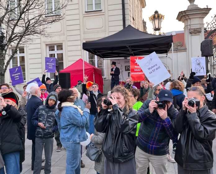 „impreza-pod-palacem-prezydencki”.-dzialacze-kod-urzadzili-pozegnanie-dudu-w-rytmie-disco „impreza-pod-palacem-prezydencki”.-dzialacze-kod-urzadzili-pozegnanie-dudu-w-rytmie-disco