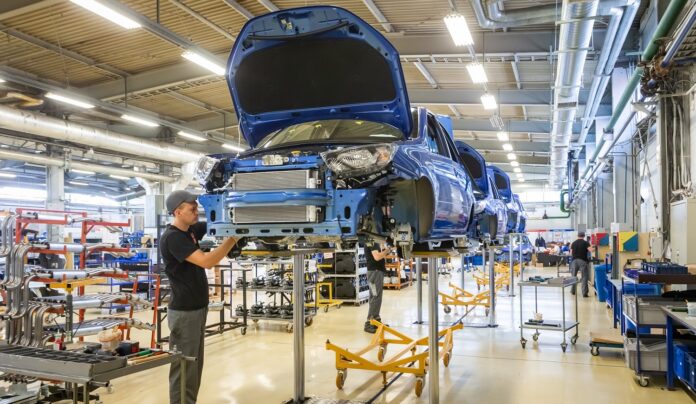 dramatyczny-spadek-produkcji-samochodow-w-polsce-–-branza-w-kryzysie