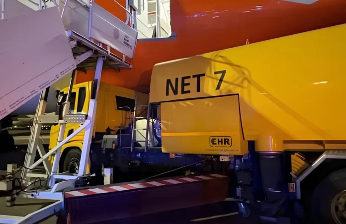 easyjet-a320-hit-by-truck-at-paris-orly-airport easyjet-a320-hit-by-truck-at-paris-orly-airport