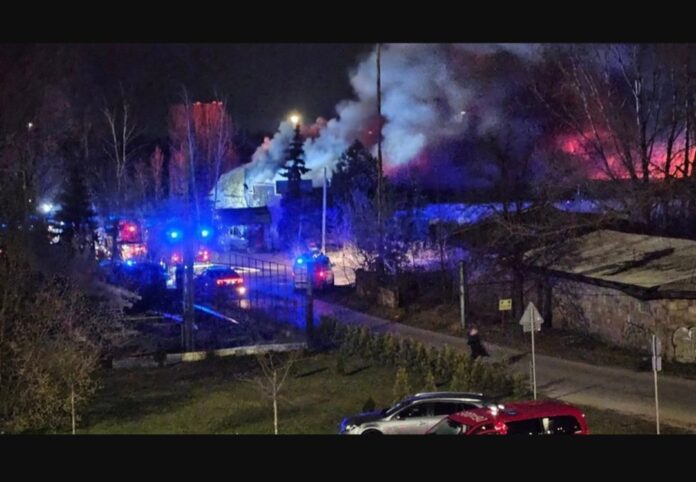 kolejny-pozar-w-warszawie.-strazacy-walcza-z-plonaca-hala-magazynowa