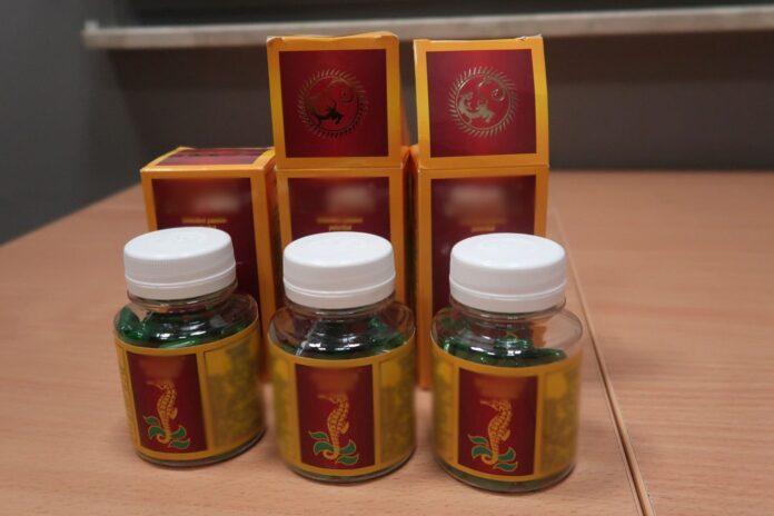 przemyt-chronionych-plawikonikow-japonskich!-ukraincy-ukrywali-500-kapsulek-w-bagazu