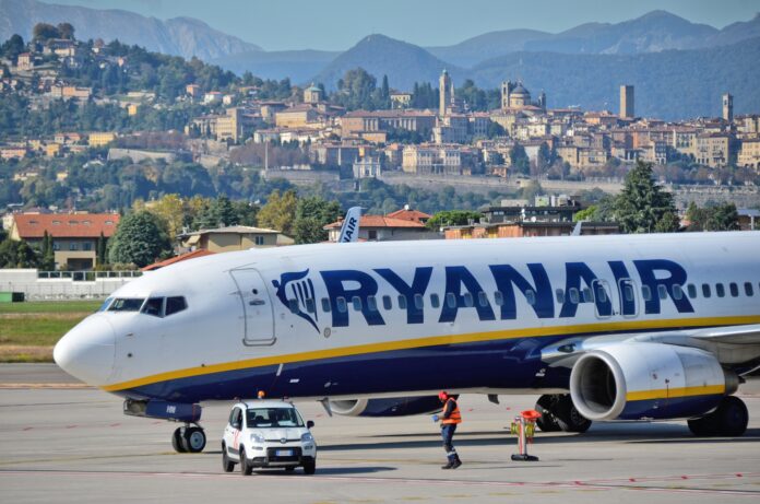 ryanair-w-ogniu-krytyki:-czy-osoby-niebinarne-zmienia-zasady-rezerwacji-biletow?