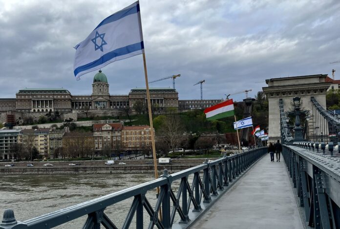 „skandal”-w-budapeszcie:-francuzi-niszcza-flagi-izraela-podczas-wizyty-zbrodniarza-netanjahu