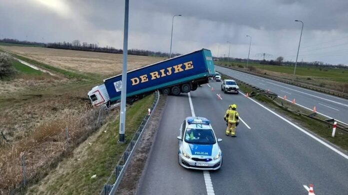 kierowca-z-ukrainy-pod-wplywem-2-promili-spowodowal-wypadek-na-s7-–-cudem-uniknieto-tragedii