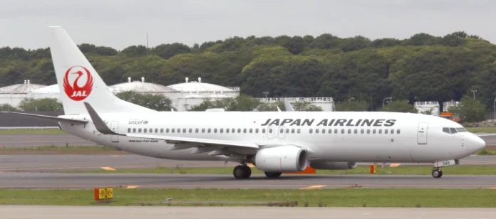japan-airlines-flight-aborts-takeoff-at-haneda-after-runway-deviation,-hits-light japan-airlines-flight-aborts-takeoff-at-haneda-after-runway-deviation,-hits-light