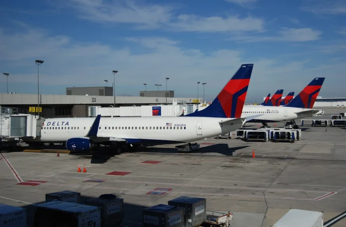 hundreds-of-delta-air-lines-passengers-stuck-in-planes-overnight